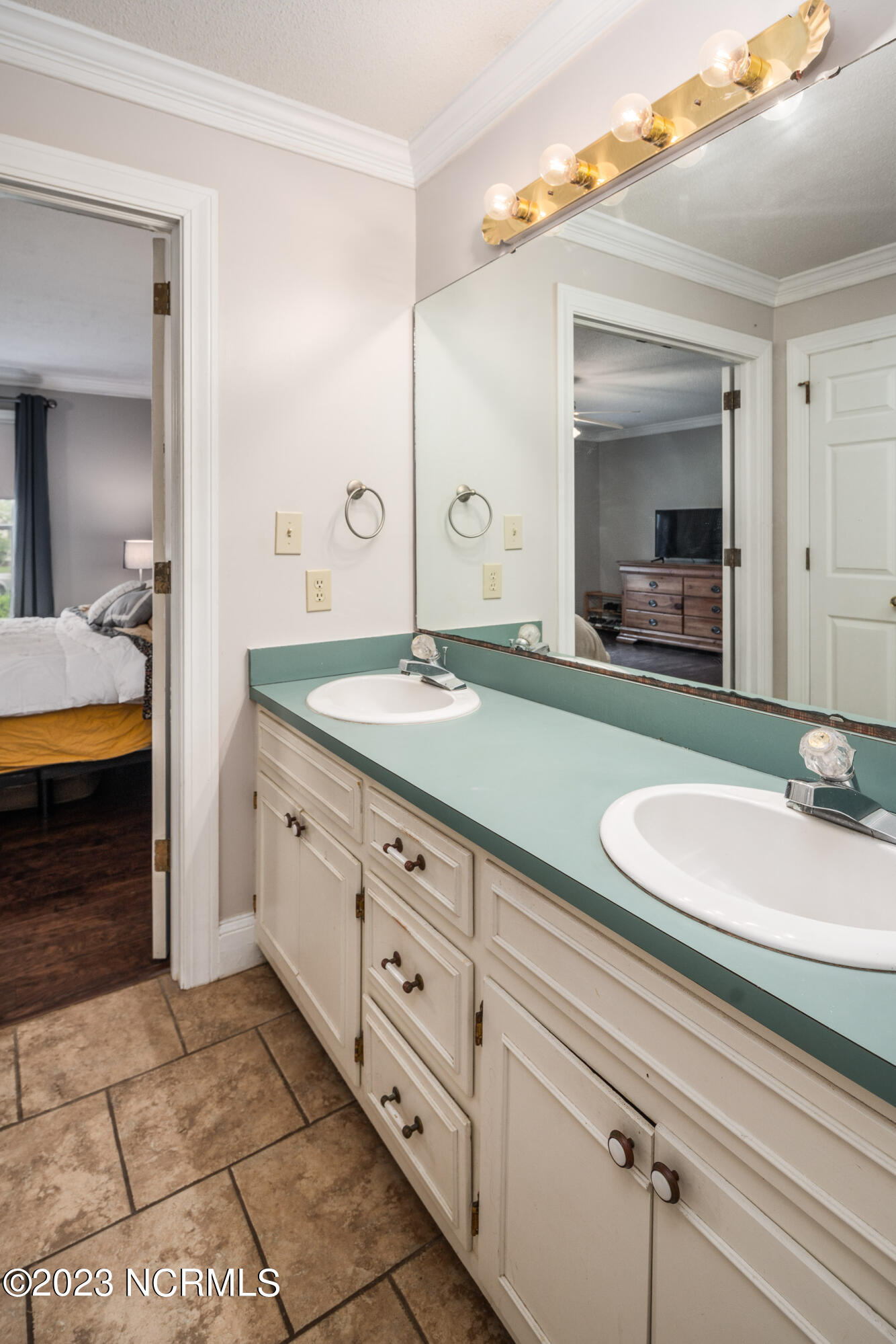 601 Winstead Road Greenville, NC 27834 - Photo 18 of 36 17 - Master Bath (2)