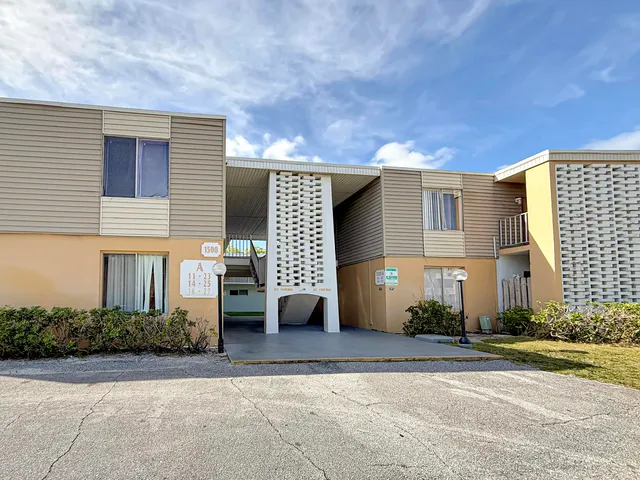$1,800 | 1500 Crescent Circle, Unit A26, Lake Park, FL 33403