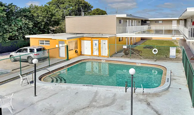 $1,800 | 1500 Crescent Circle, Unit A26, Lake Park, FL 33403