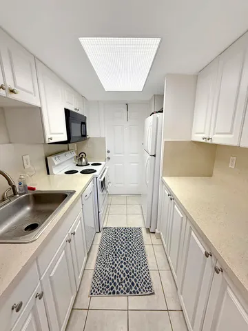 $1,800 | 1500 Crescent Circle, Unit A26, Lake Park, FL 33403