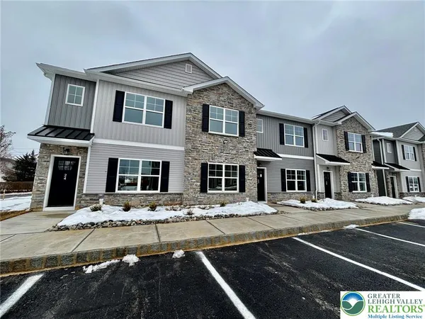 $2,500 | 1411 Greenview Drive, Unit 22, Bethlehem, PA 18018