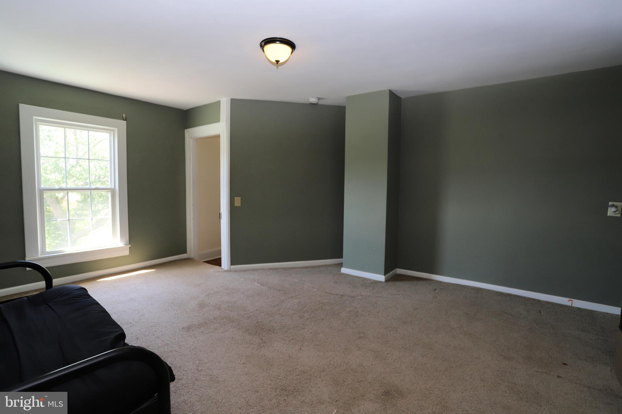 23202 Village Road Unionville, VA 22567 - Photo 20 of 28 a view of livingroom with workspace