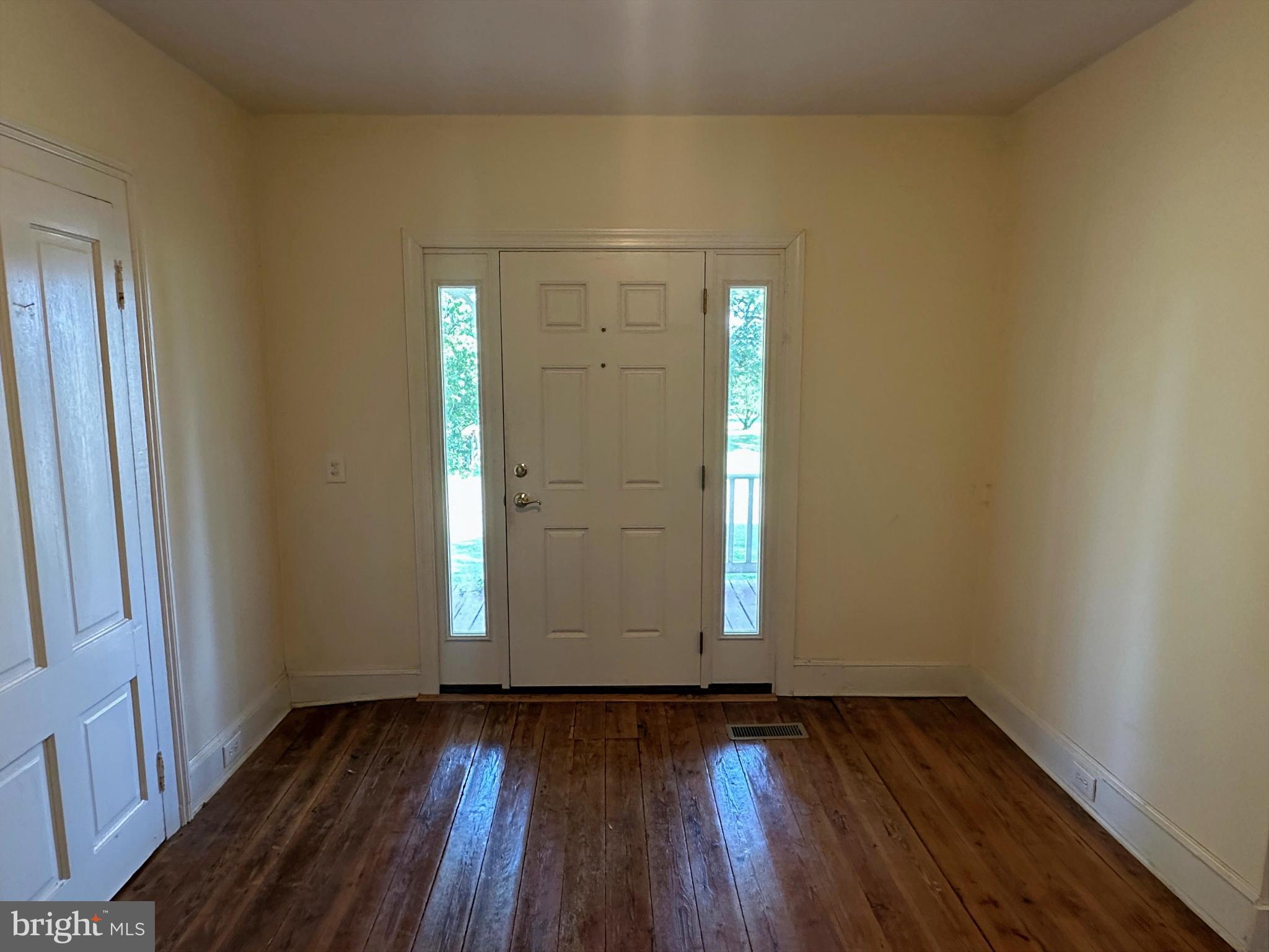 23202 Village Road Unionville, VA 22567 - Photo 2 of 28 an empty room with wooden floor and windows
