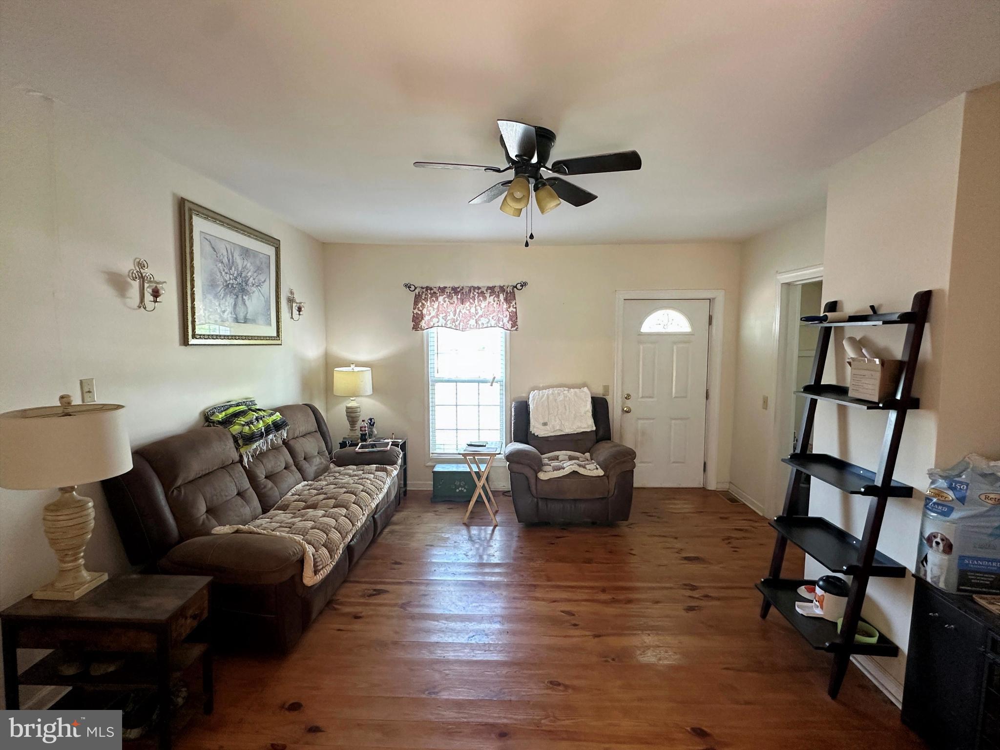 23202 Village Road Unionville, VA 22567 - Photo 4 of 28 a living room with furniture