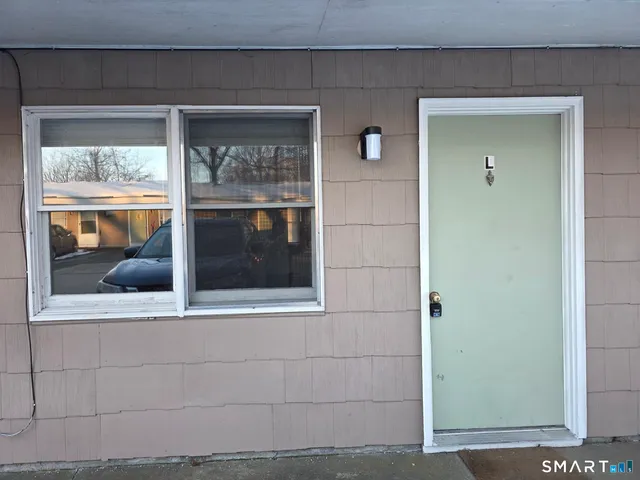 $700 | 100 Hickory Street, Unit L, Norwich, CT 06360