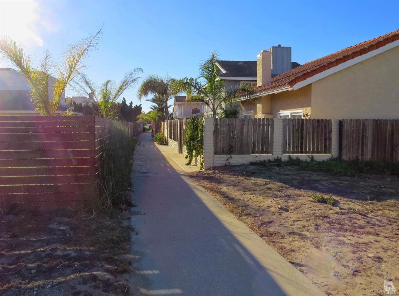 Seabreeze Oxnard, CA 93035 - Photo 4 of 9 a view of a pathway with a yard