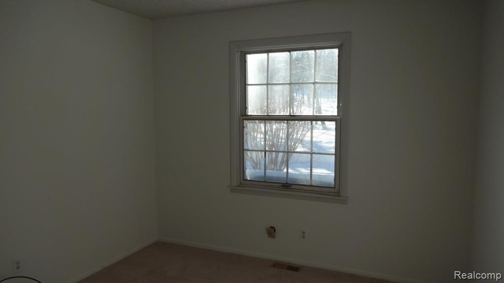 2872 Rowe Road Milford, MI 48380 - Photo 18 of 36 102.jpg