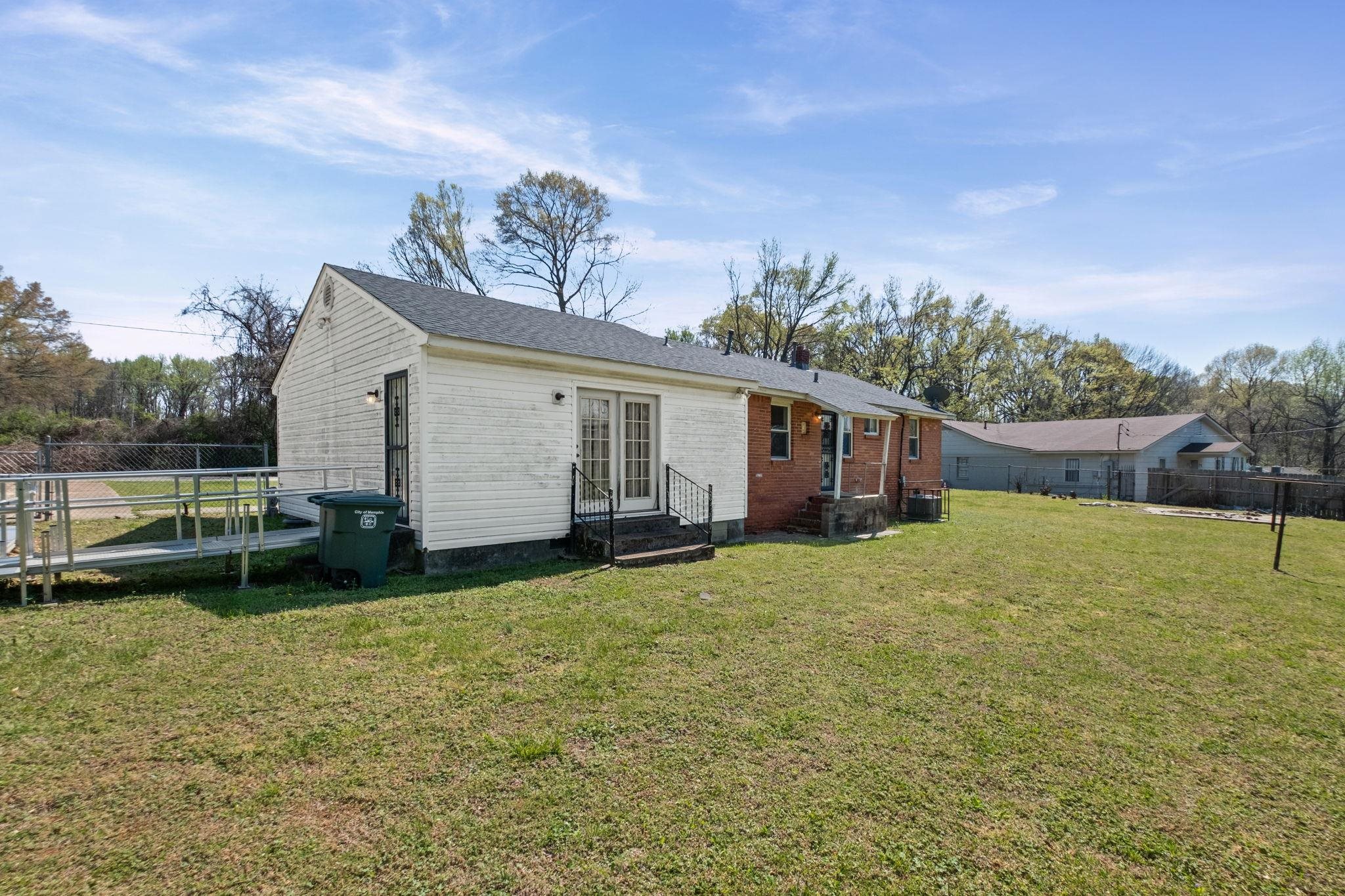 668 Westview Road Memphis, TN 38109 - Photo 18 of 27 Back of property with entry steps