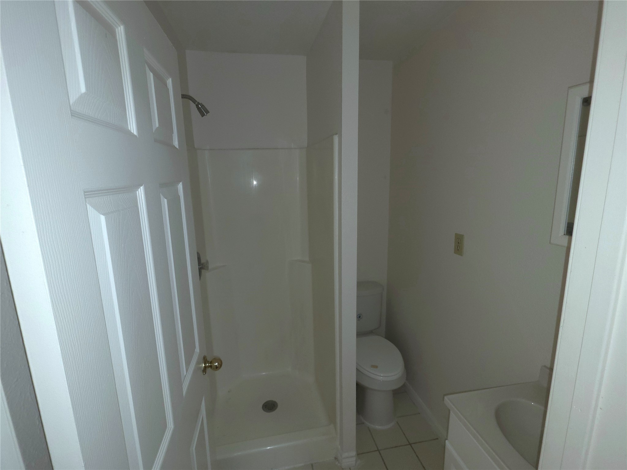 418 Texas Street Tomball, TX 77375 - Photo 12 of 23 Secondary bathroom.