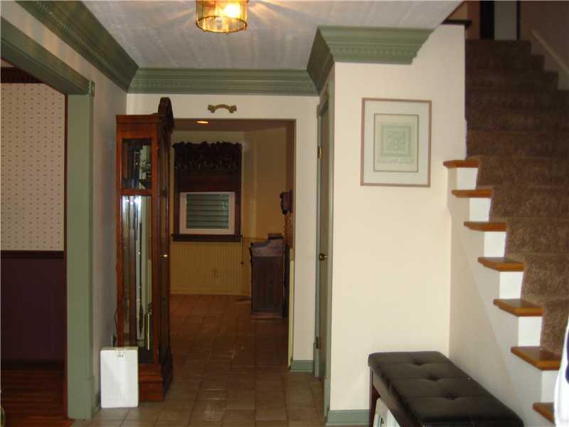 540 McCombs Road Venetia, PA 15367 - Photo 3 of 25 Entry/Foyer. Ceramic floor entry and crown molding.
