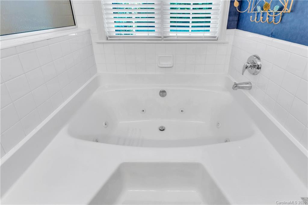 10 Farm Valley Road Fletcher, NC 28732 - Photo 3 of 29 a bathroom with a bathtub