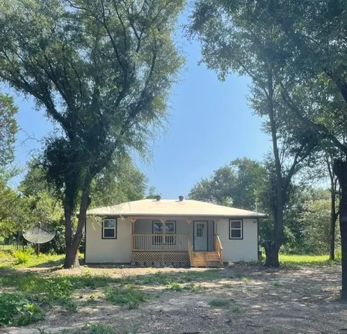 a view of a house with a backyard