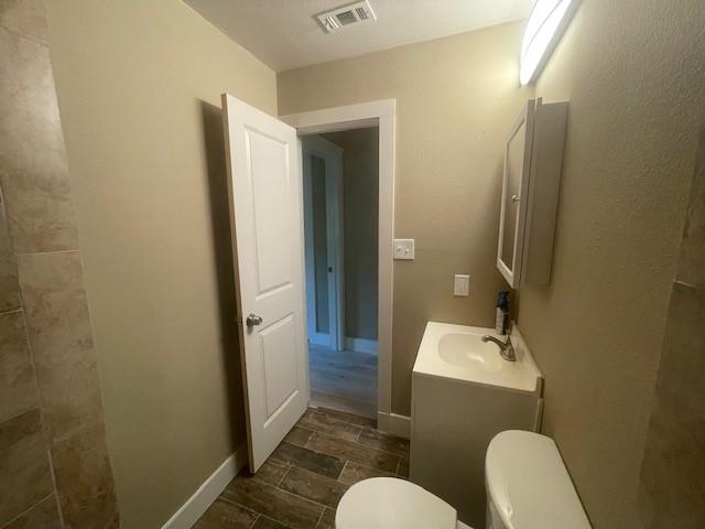 1631 Lcr 760 Groesbeck, TX 76642 - Photo 8 of 15 a bathroom with a sink mirror toilet and bathtub