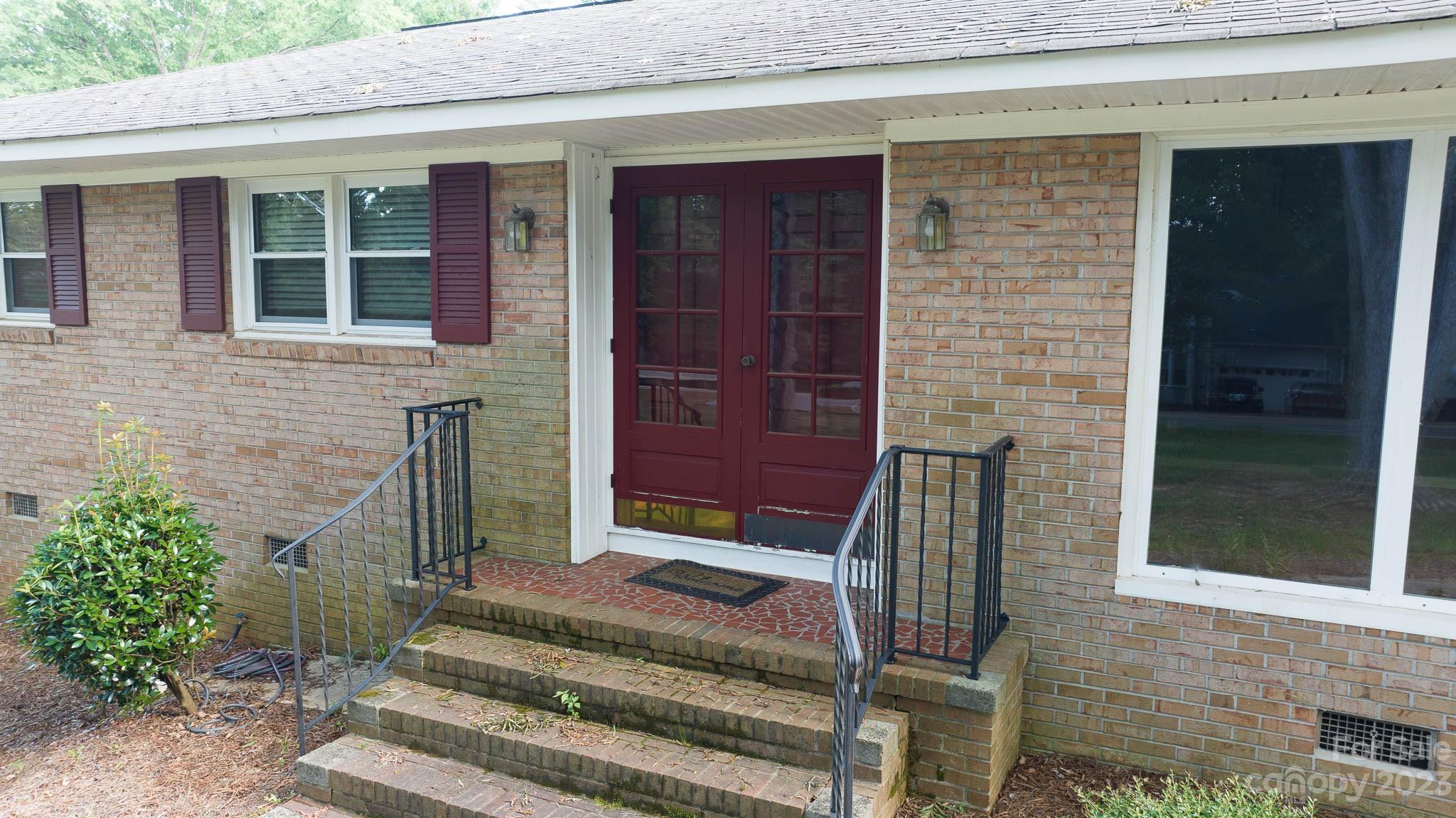 480 Plantation Road Rock Hill, SC 29732 - Photo 3 of 31 a front view of a house with a garden