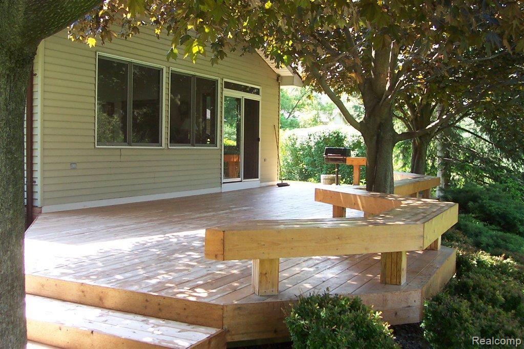 4175 Rural Street Waterford, MI 48329 - Photo 13 of 19 DECK