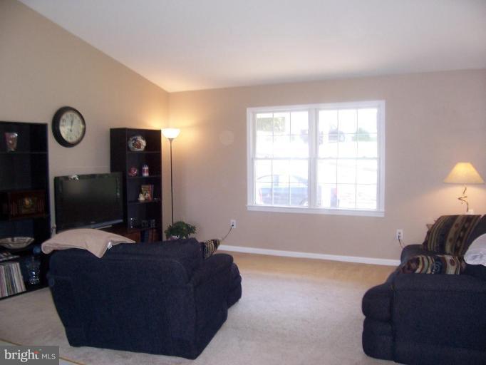 8128 Bailey Road Warrenton, VA 20186 - Photo 4 of 22 Living Room