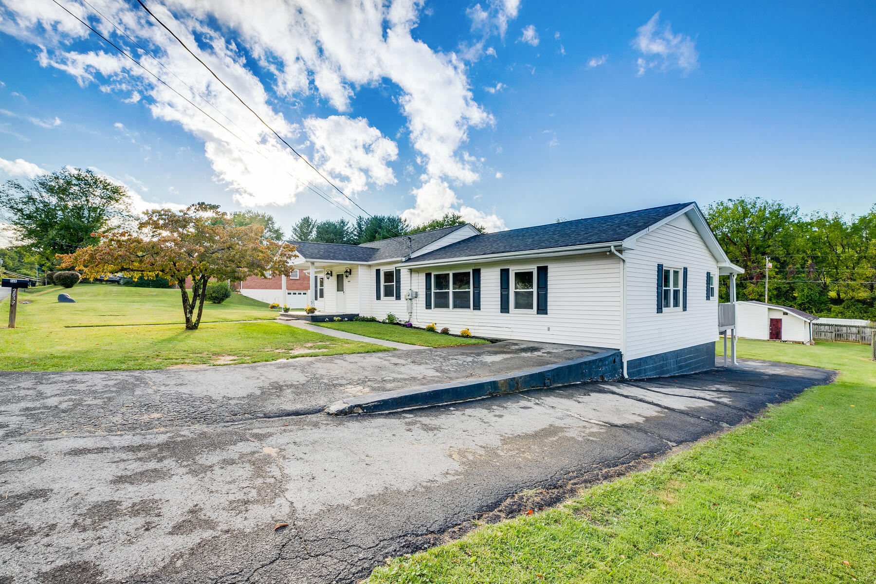 2037 Dave Buck Road Johnson City, TN 37601 - Photo 4 of 49 004