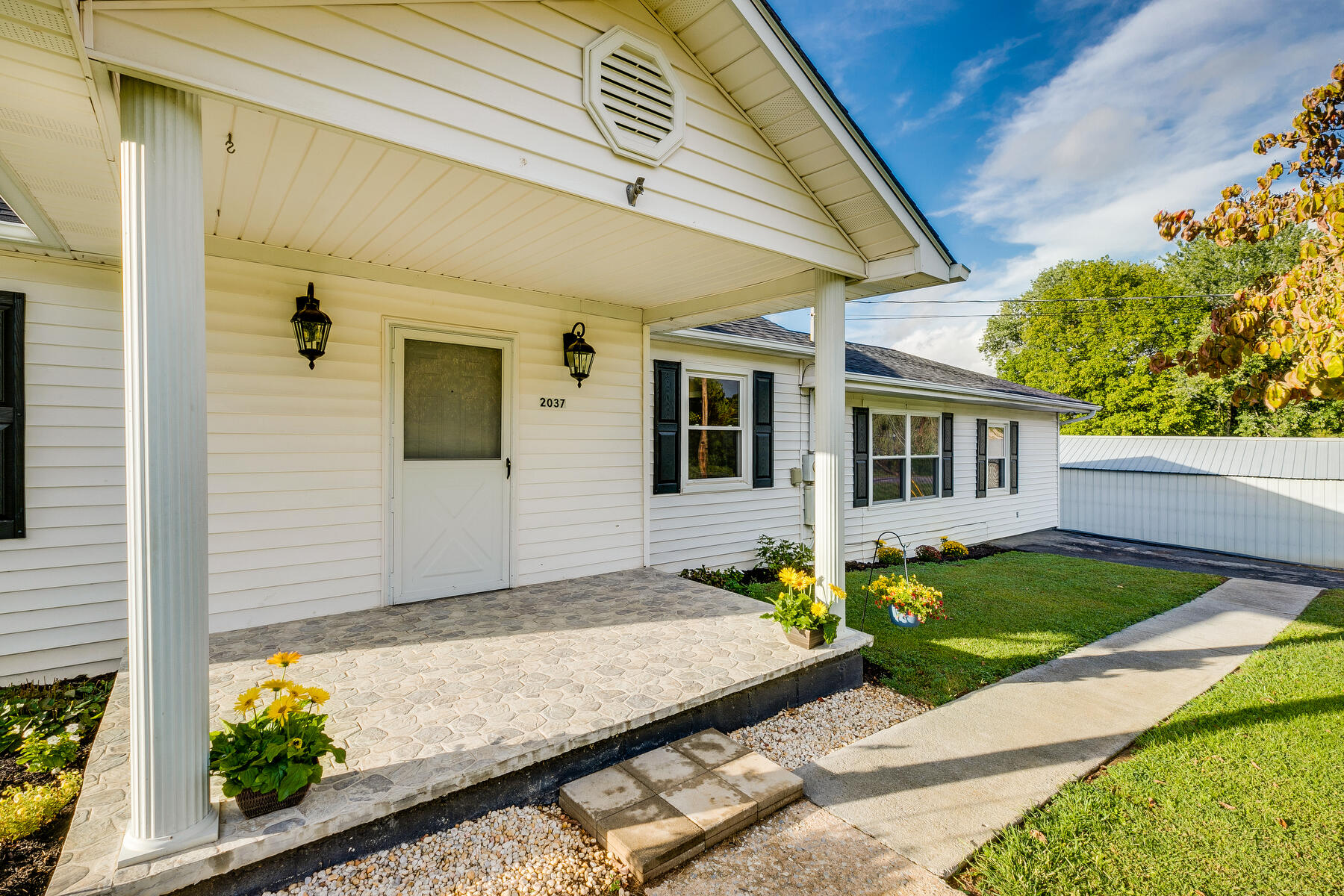 2037 Dave Buck Road Johnson City, TN 37601 - Photo 5 of 49 005