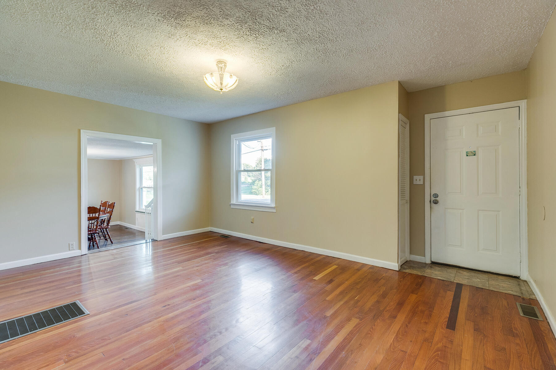 2037 Dave Buck Road Johnson City, TN 37601 - Photo 7 of 49 007