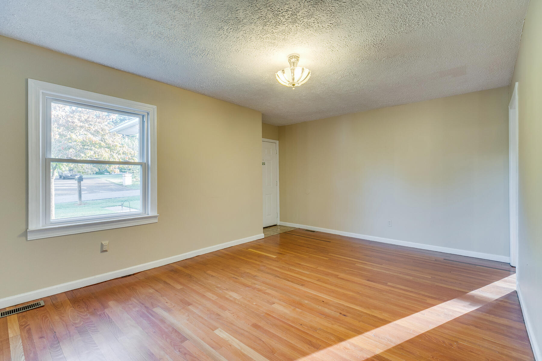 2037 Dave Buck Road Johnson City, TN 37601 - Photo 8 of 49 008