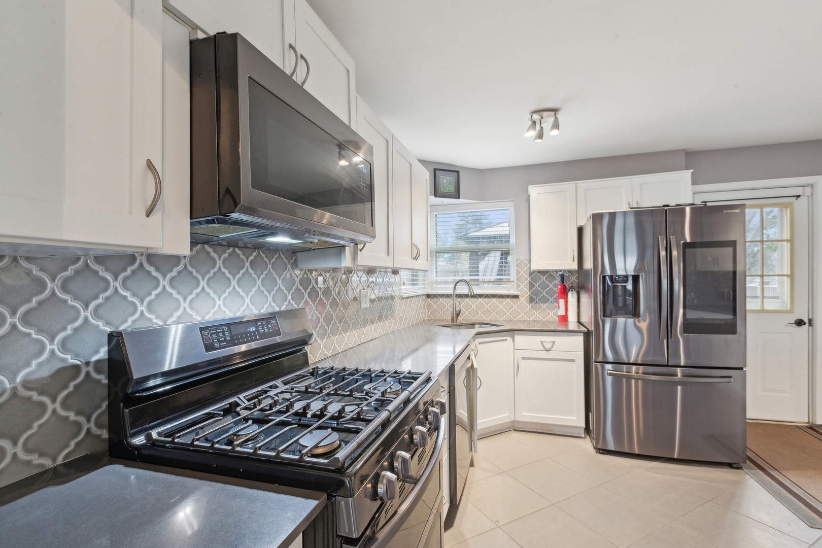 244 Glendale Road Glenview, IL 60025 - Photo 4 of 20