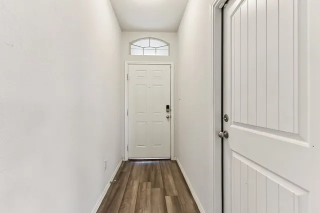 a view of empty room with window