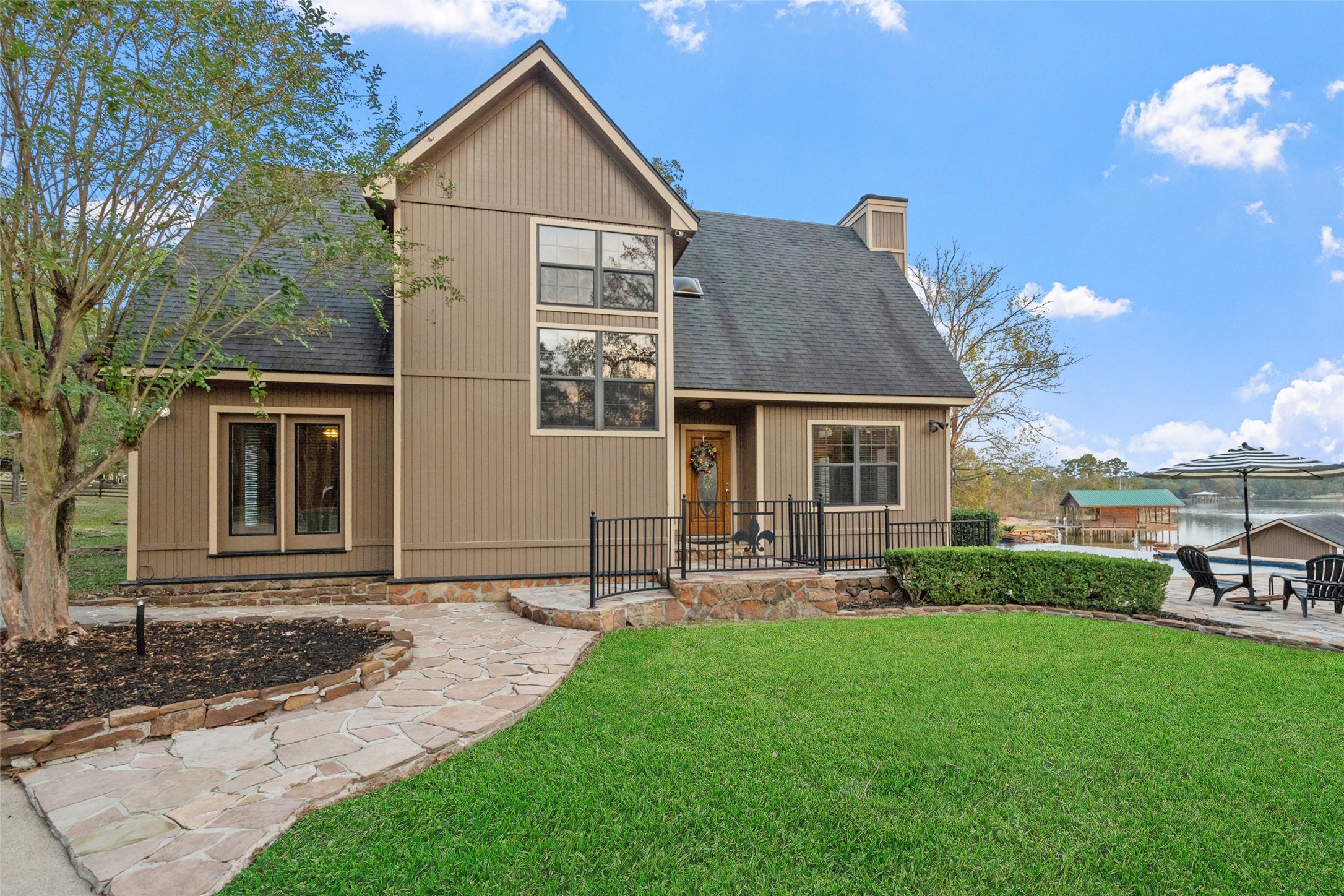 186 Lake Road Huntsville, TX 77320 - Photo 4 of 48 a front view of house with backyard and green space
