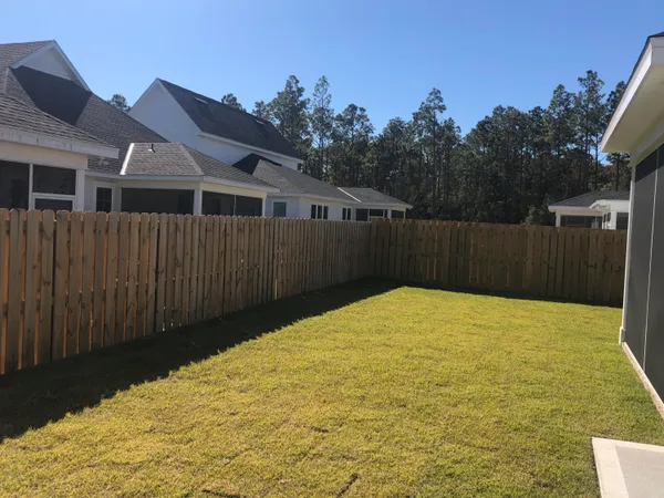 a view of a backyard
