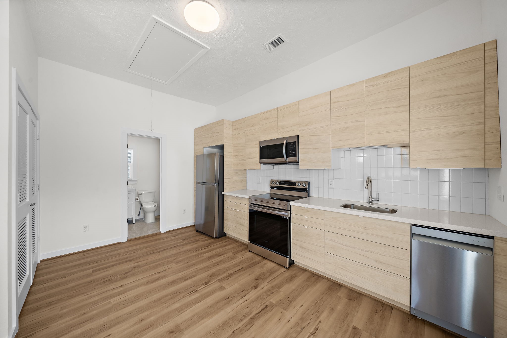 1414 Shearn Street, Unit B Houston, TX 77007 - Photo 2 of 10 Good quality kitchen cabinets. Electric stove. All stainless steel appliances. There's even a dishwasher!! Quartz counters! Also plenty of room for a kitchen island if you need one!