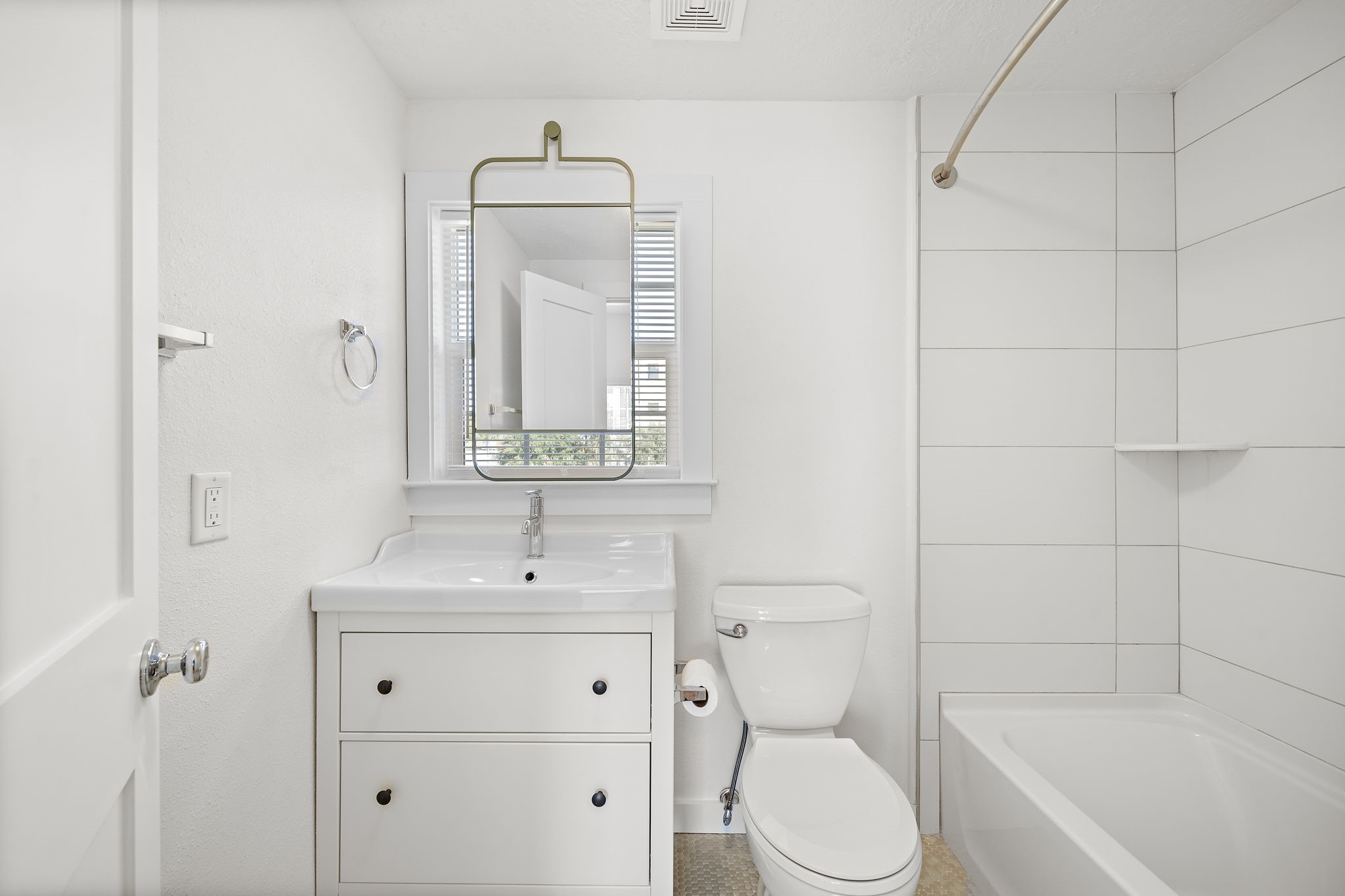 1414 Shearn Street, Unit B Houston, TX 77007 - Photo 5 of 10 Recently renovated bathroom