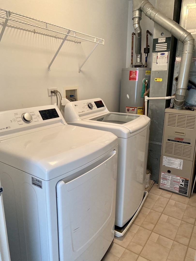 2402 Georgetown Circle Aurora, IL 60503 - Photo 7 of 10 a utility room with dryer and washer
