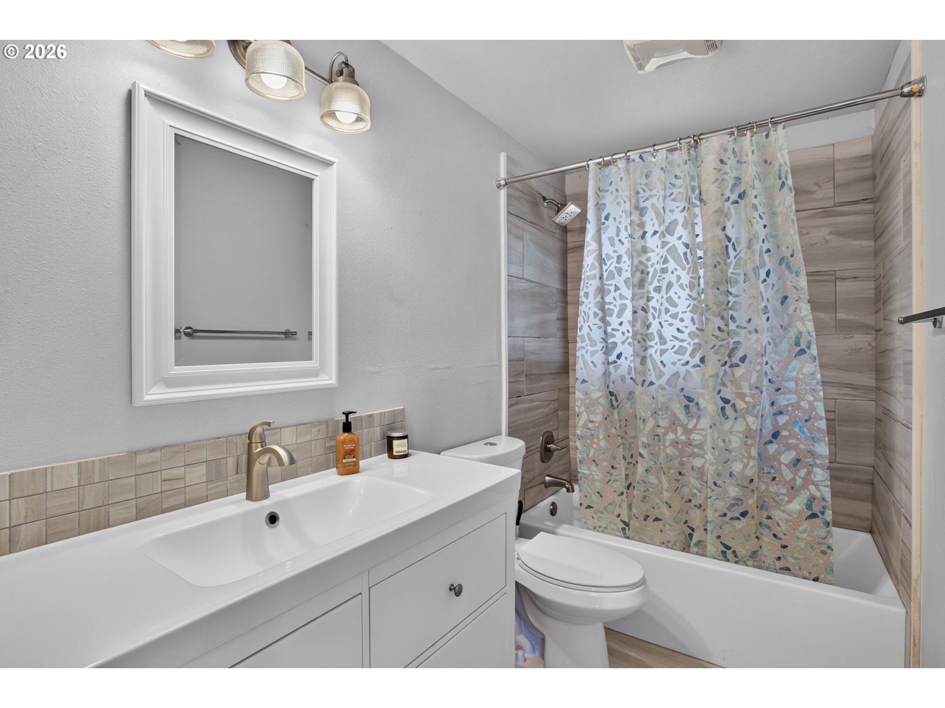 1386 Southwest 4th Street Gresham, OR 97080 - Photo 12 of 28 Bathroom