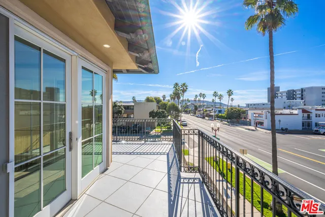 en empty room with windows and ceiling fan