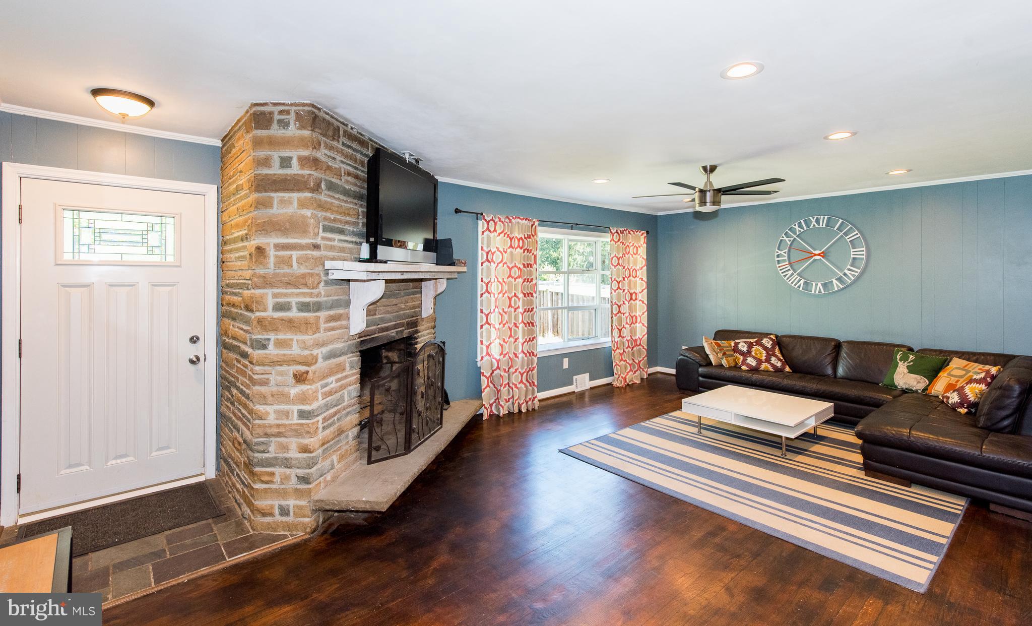 6047 Old Washington Road Elkridge, MD 21075 - Photo 2 of 33 Living Room