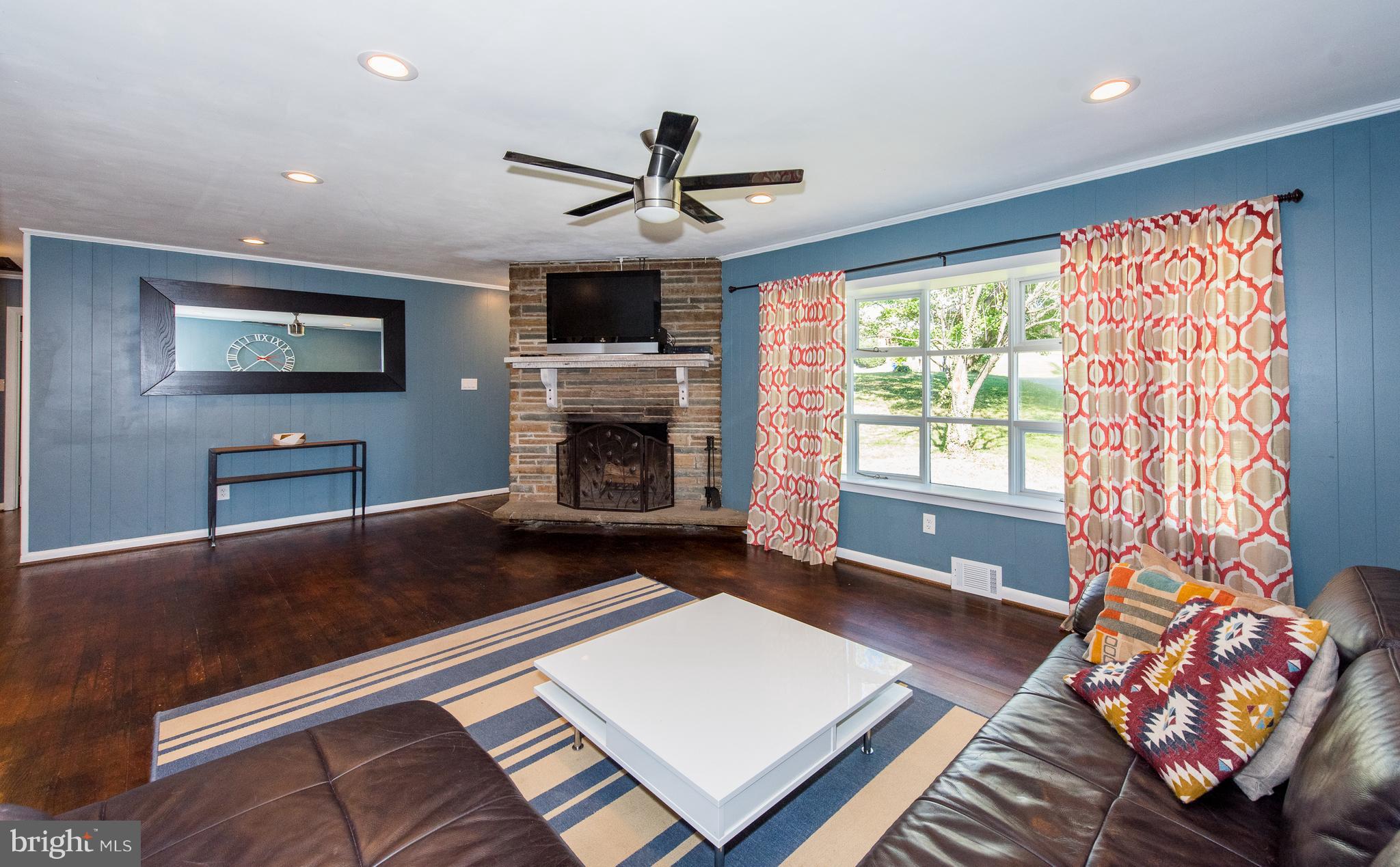 6047 Old Washington Road Elkridge, MD 21075 - Photo 4 of 33 Living Room