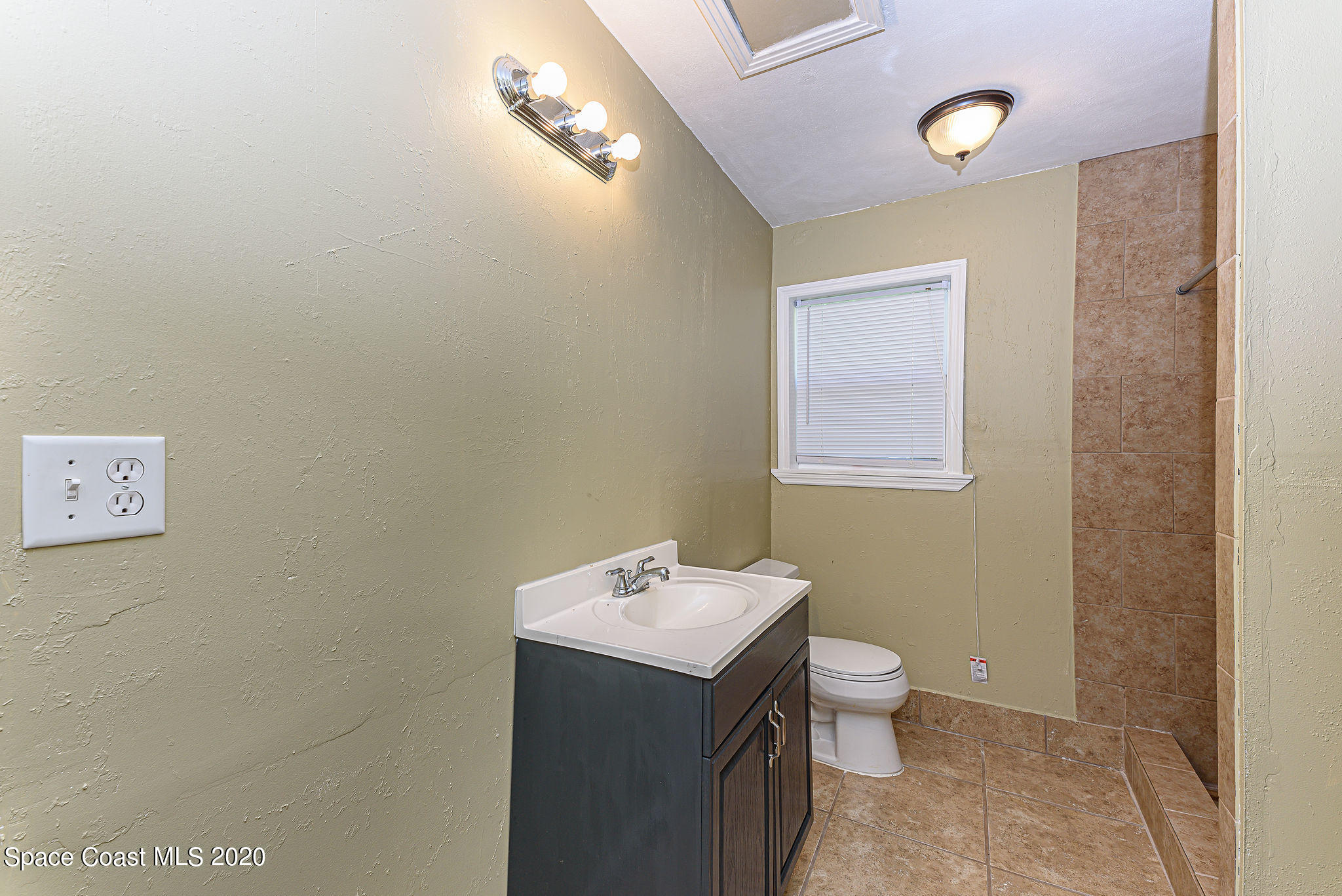 424 Rock Pit Road Titusville, FL 32796 - Photo 11 of 19 Hall Bathroom