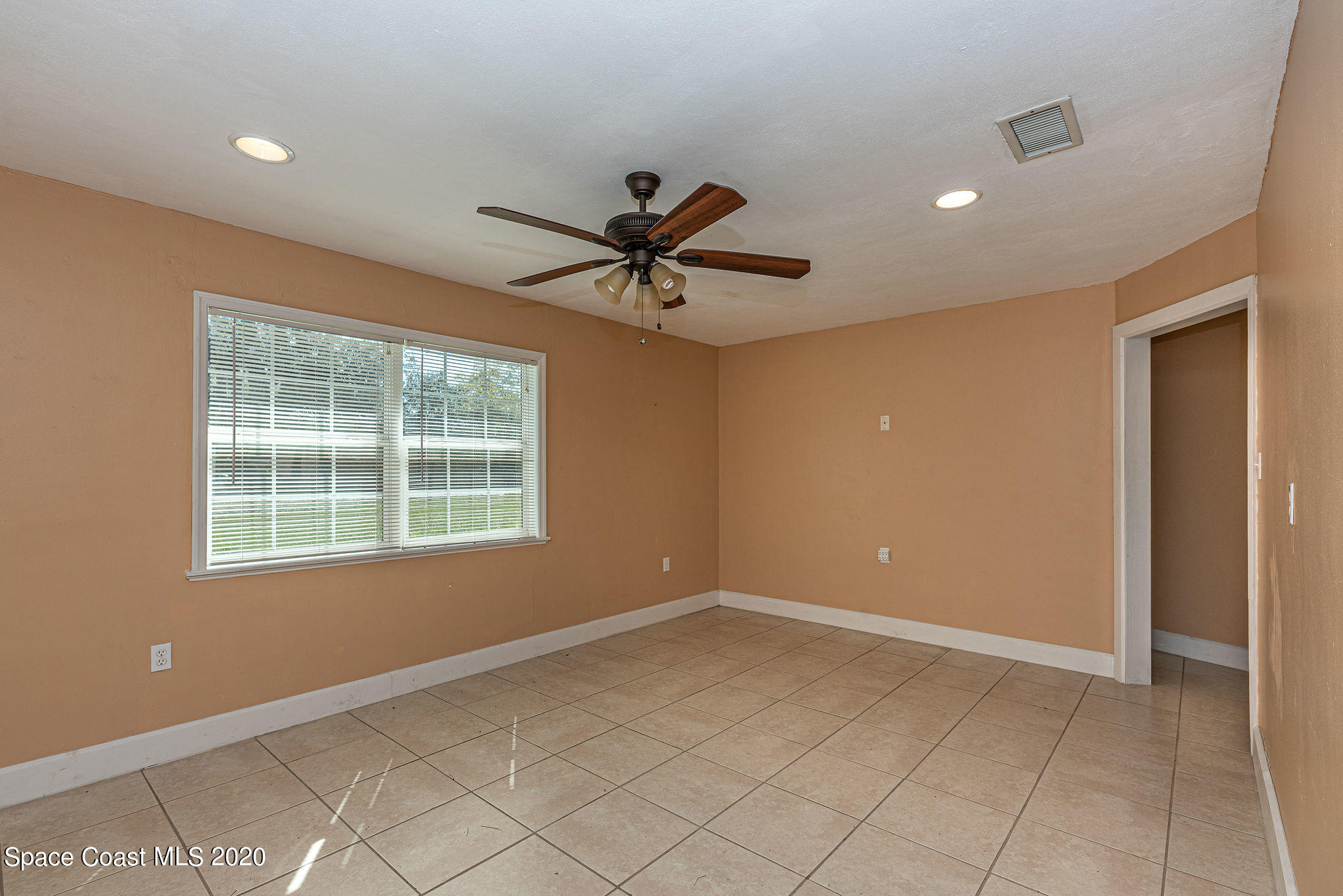 424 Rock Pit Road Titusville, FL 32796 - Photo 4 of 19 Living/Dining
