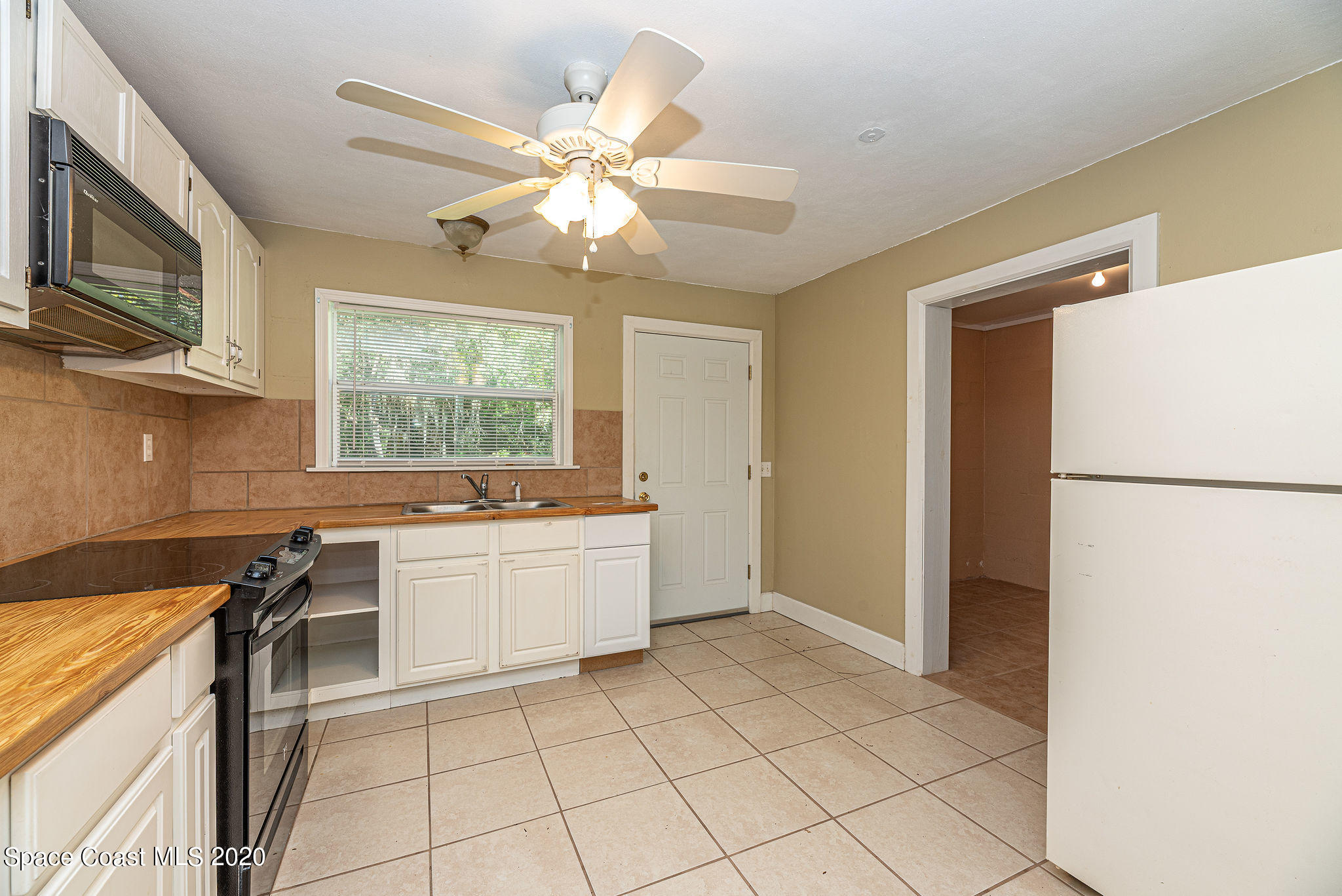 424 Rock Pit Road Titusville, FL 32796 - Photo 7 of 19 Kitchen