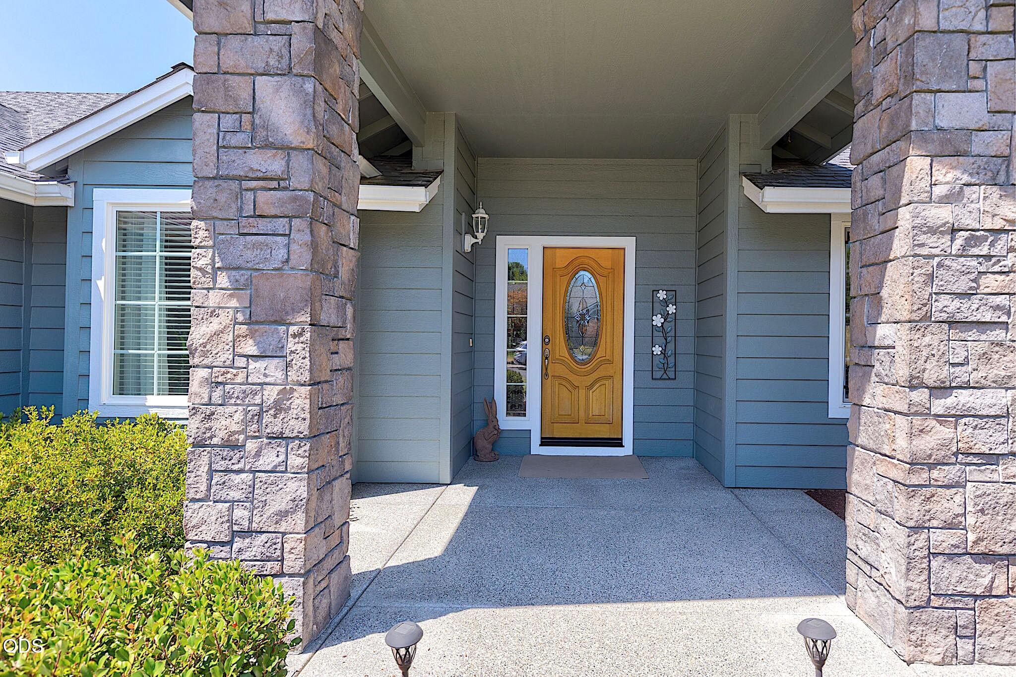2714 Trinity Way Grants Pass, OR 97527 - Photo 5 of 37