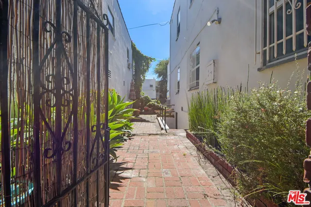 $2,400 | 186 North Clark Drive, Beverly Hills, CA 90211