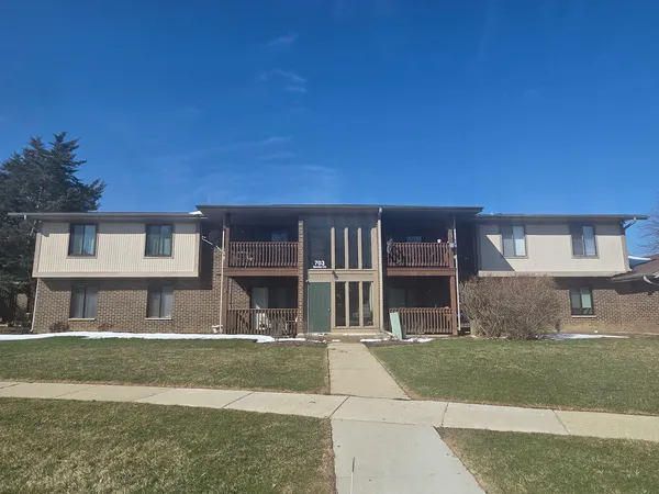 $224,900 | 703 Garden Circle, Unit 3, Streamwood, IL 60107