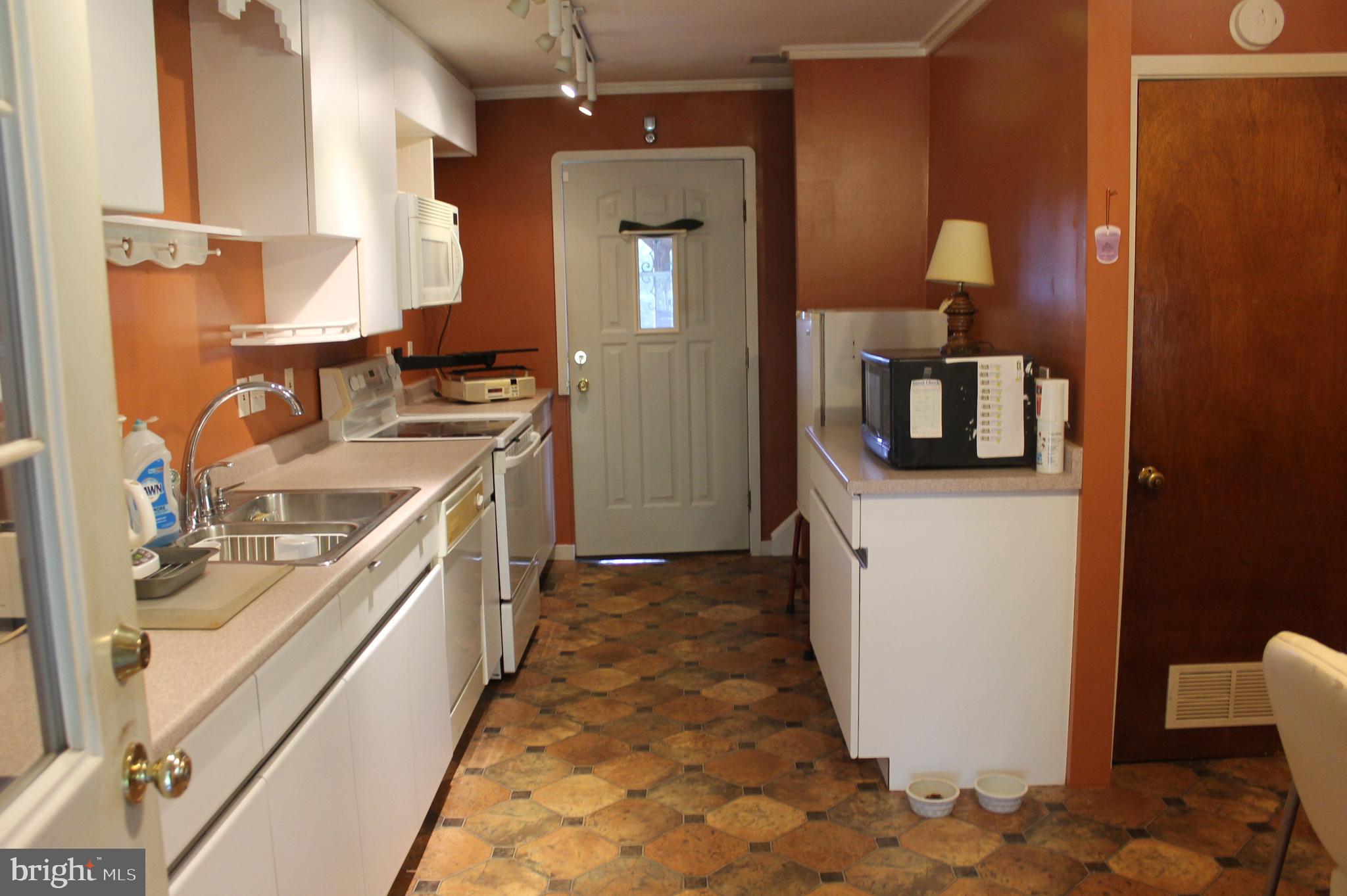 1443 Cedar Top Road Reading, PA 19607 - Photo 6 of 30