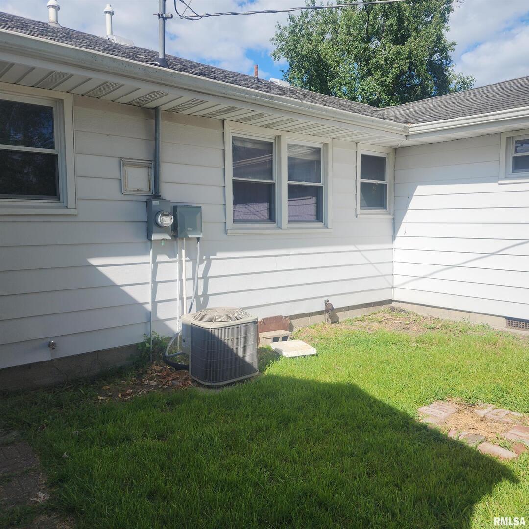 720 Birchwood Avenue Flora, IL 62839 - Photo 16 of 28