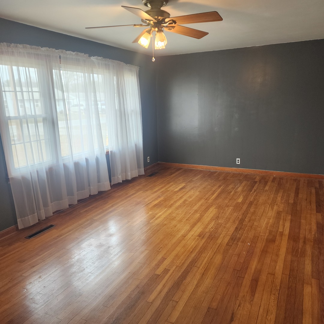 720 Birchwood Avenue Flora, IL 62839 - Photo 2 of 29