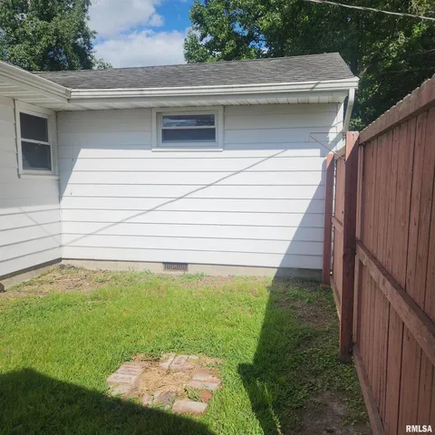 $110,000 | 720 Birchwood Avenue, Flora, IL 62839