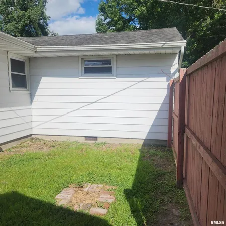 $105,000 | 720 Birchwood Avenue, Flora, IL 62839