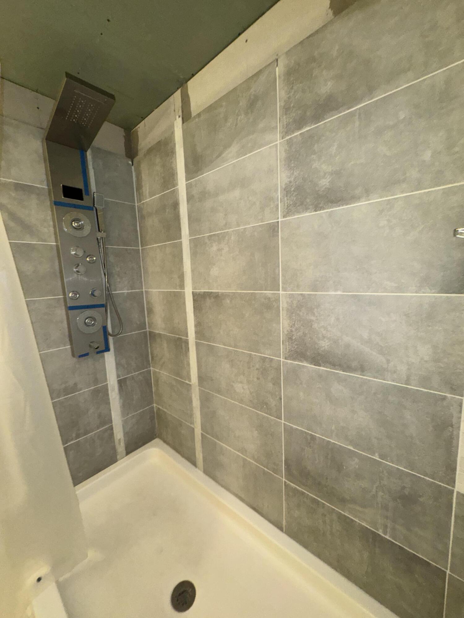 1825 Palm Boulevard Melbourne, FL 32901 - Photo 11 of 25 a bathroom with a bathtub