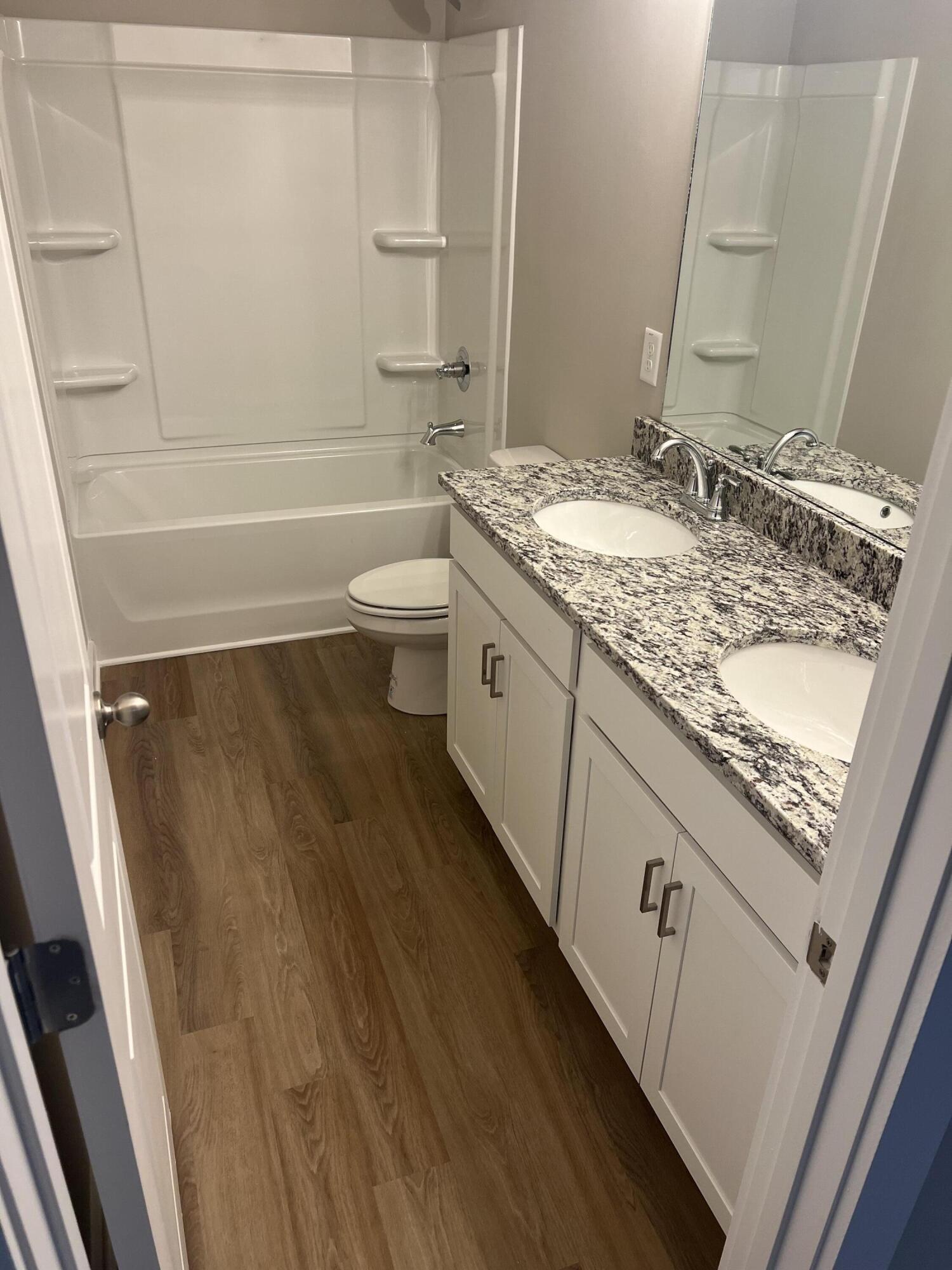 9122 Fuller Road, Unit 6 Chattanooga, TN 37421 - Photo 19 of 26 Upstairs Secondary Full Bathroom