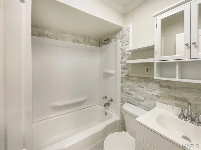 $285,000 | 614 Barton Lane, Ballwin, MO 63021