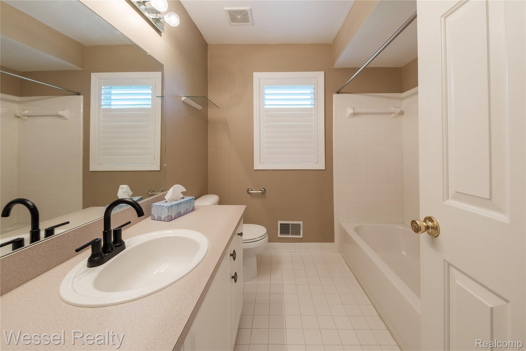 17575 Rocco Drive Macomb, MI 48044 - Photo 27 of 41 rocco-027.jpg